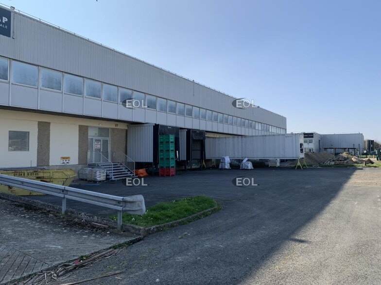 Industrial in Sucy-en-Brie to rent - Building Photo - Image 1 of 7