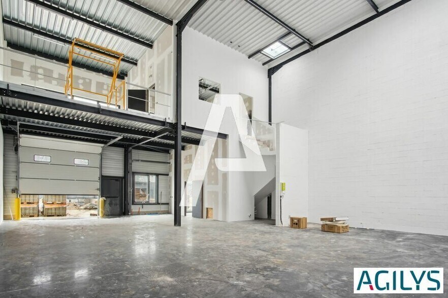 Light Industrial in Courtry for sale - Interior Photo - Image 2 of 4