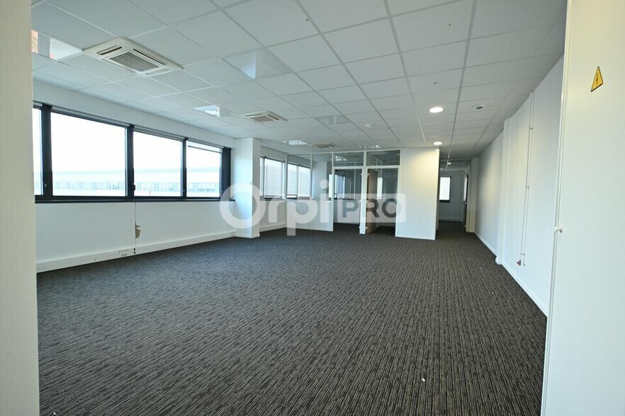355 Avenue Henri Schneider, Meyzieu to rent - Interior Photo - Image 3 of 29
