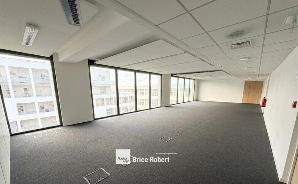 8 Rue Maurice Moissonnier, Vaulx-en-Velin to rent - Interior Photo - Image 3 of 4