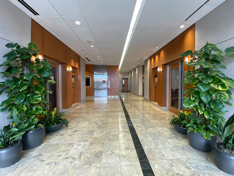 50 E 91st St, Indianapolis, IN for rent - Lobby - Image 2 of 4