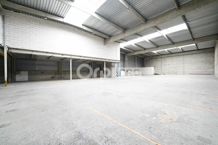 Light Industrial in Chassieu to rent - Building Photo - Image 1 of 12