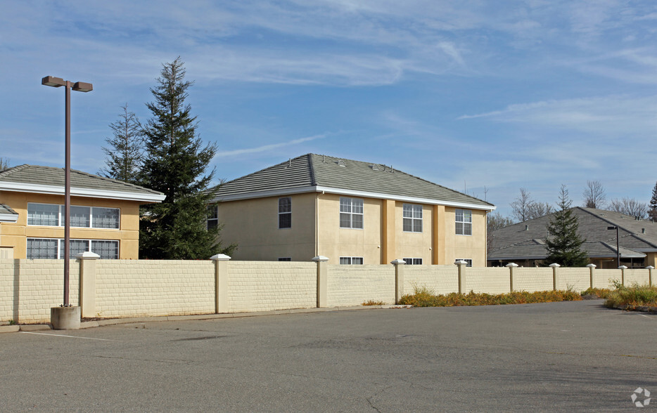 1110 Civic Center Blvd, Yuba City, CA for rent - Building Photo - Image 2 of 3