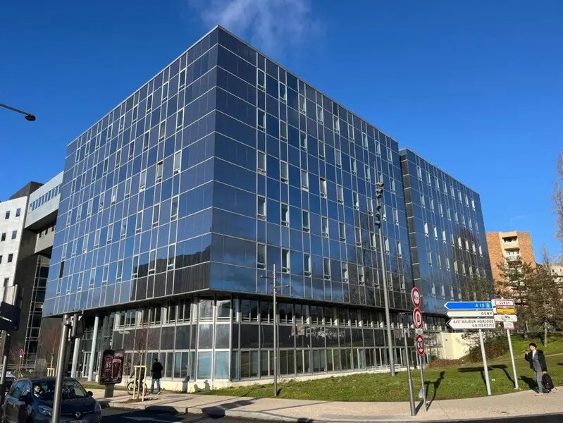 Office in Cergy to rent Building Photo- Image 1 of 23
