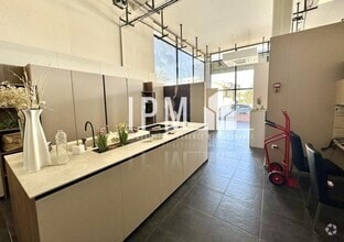 Retail in Marseille to rent Interior Photo- Image 2 of 3