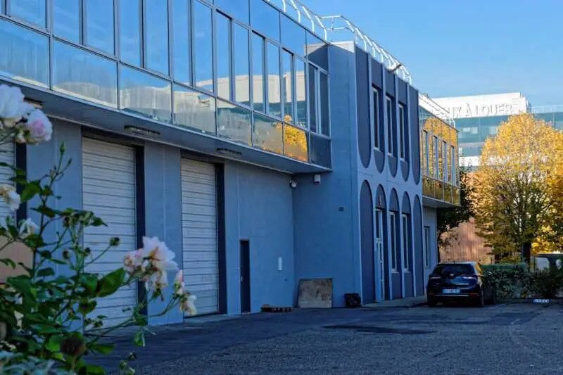 Light Industrial in Saint-Denis to rent Building Photo- Image 1 of 11