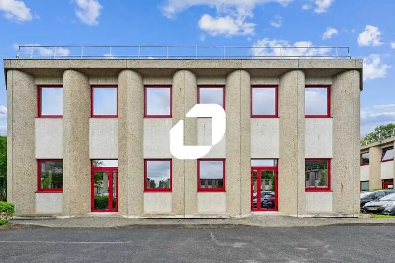 Office in Tremblay-en-France to rent Building Photo- Image 1 of 14