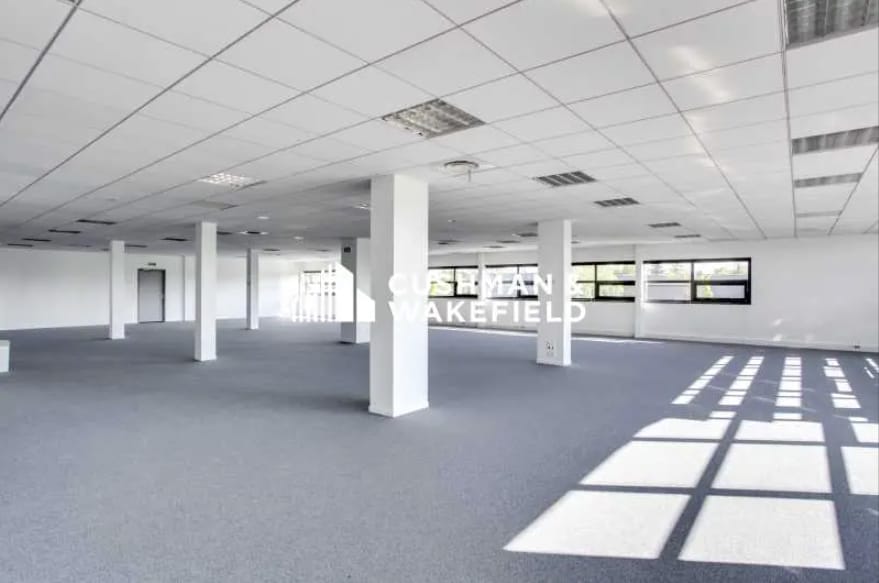 Office in Saint-Priest to rent Interior Photo- Image 1 of 3