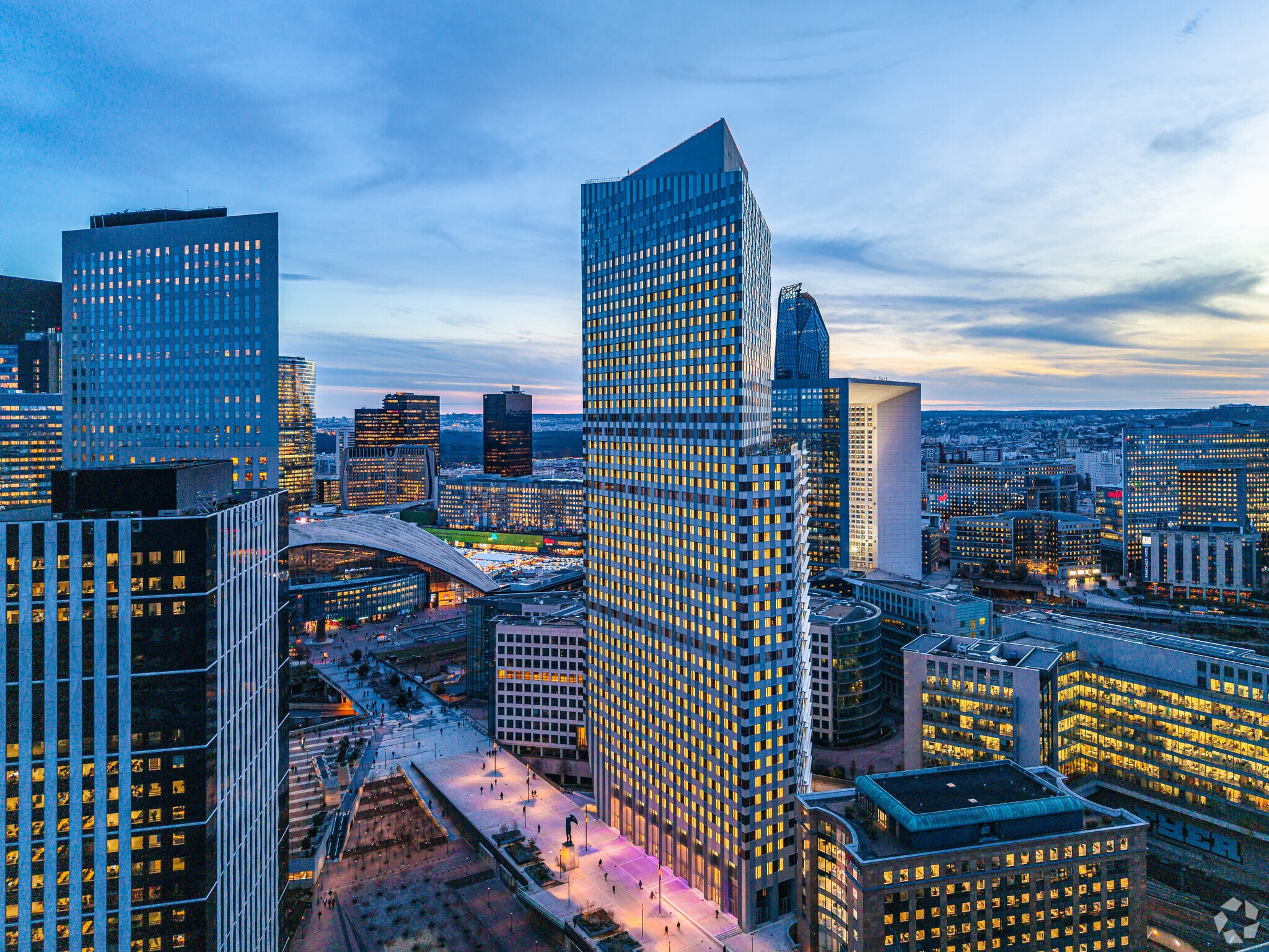 6 Allée de L'arche, Courbevoie to rent Building Photo- Image 1 of 30