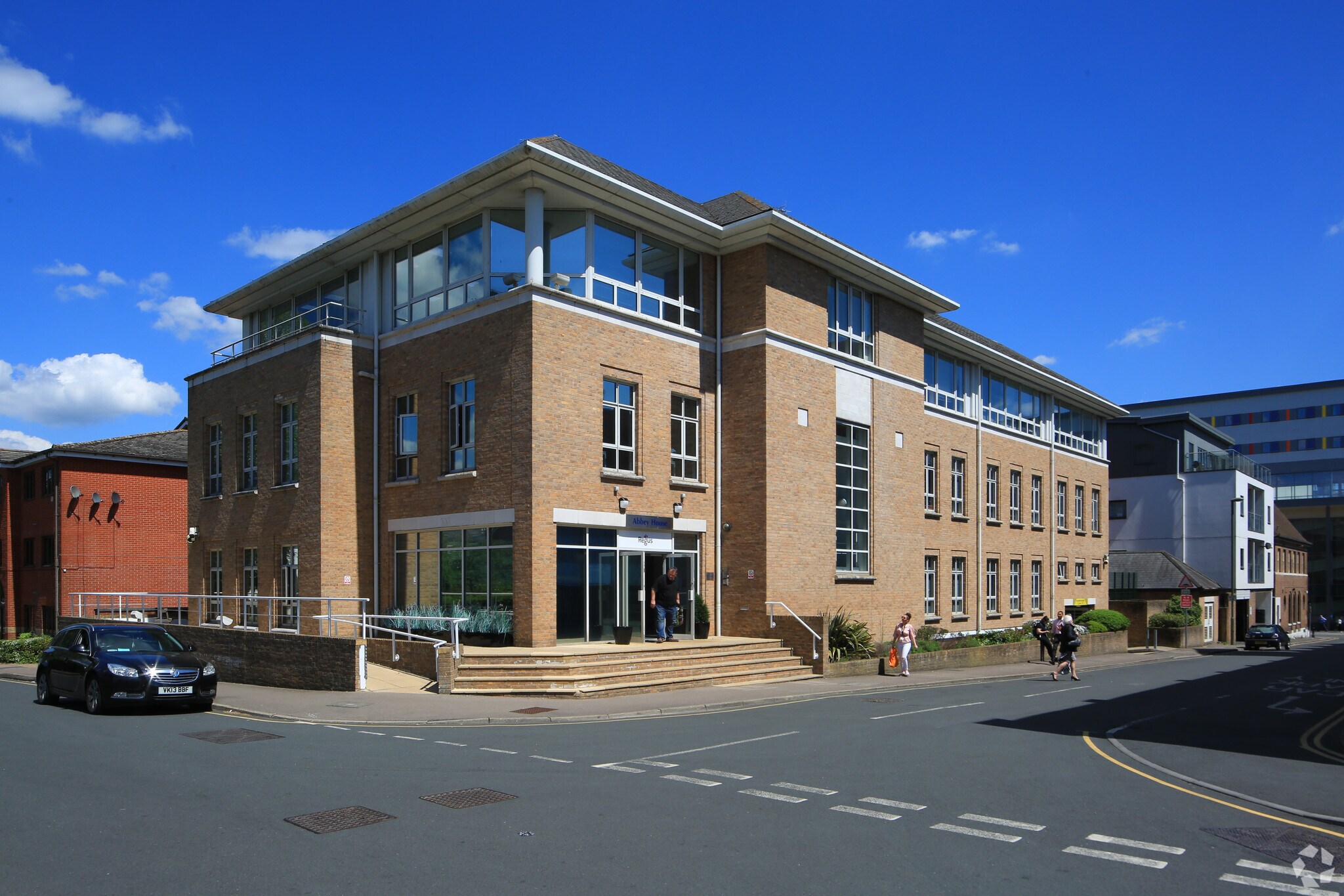 25 Clarendon Rd, Redhill to rent Building Photo- Image 1 of 3