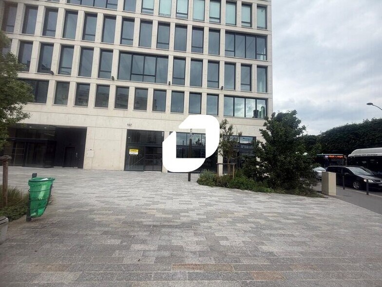 Retail in Villejuif to rent - Building Photo - Image 2 of 5