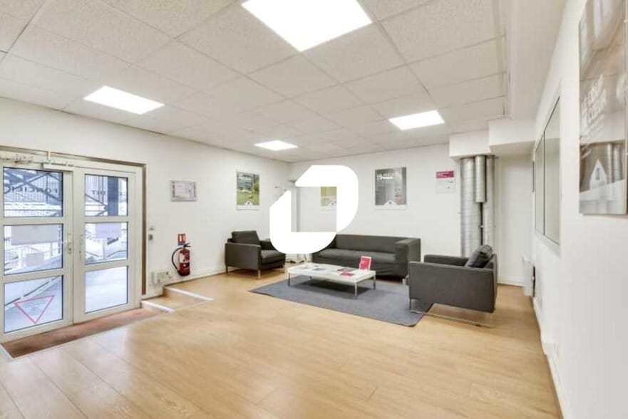 15 Allée Sainte-Lucie, Issy-les-Moulineaux to rent - Lobby - Image 2 of 7