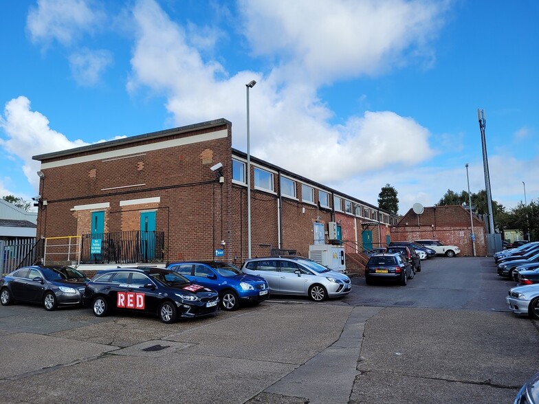 Thornhill Rd, Luton for sale - Building Photo - Image 1 of 4