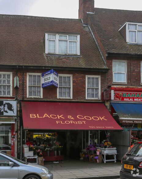 32 Watling Ave, Edgware for sale - Primary Photo - Image 1 of 1