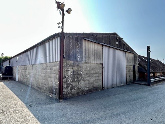 Bath Rd, Newbury to rent Building Photo- Image 1 of 3