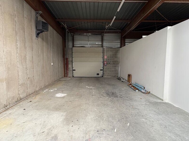 Light Industrial in Bron to rent - Interior Photo - Image 3 of 12
