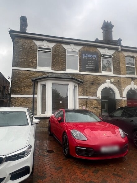 11 Station Rd, London to rent - Building Photo - Image 2 of 2