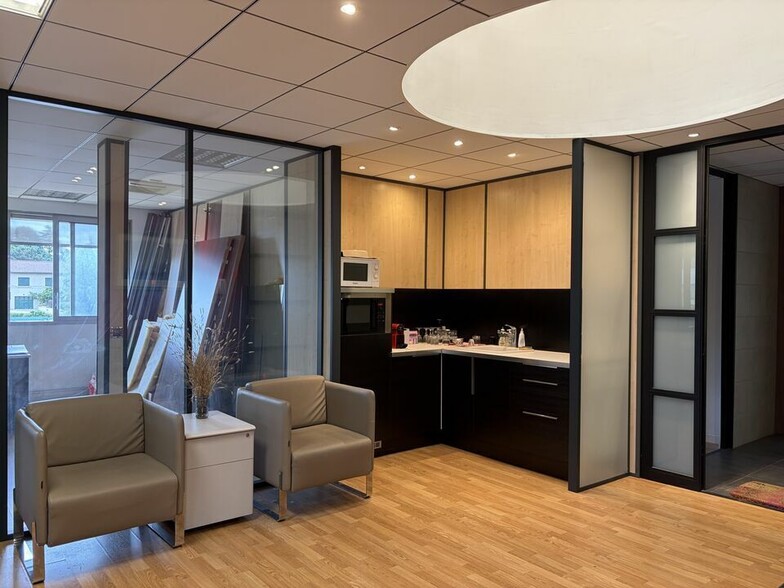 5 Rue Jean-Elysée Dupuy, Champagne-au-Mont-d'Or to rent - Interior Photo - Image 1 of 14