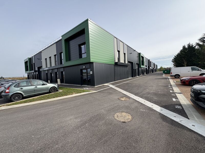 Light Industrial in VILLETTE-D'ANTHON to rent Building Photo- Image 1 of 14