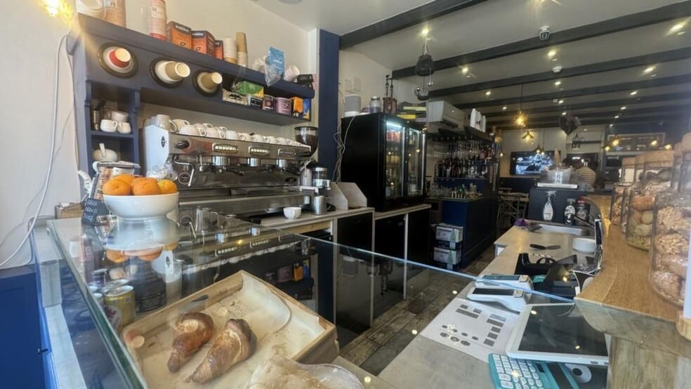 25-25A Walm Ln, London to rent - Building Photo - Image 3 of 17