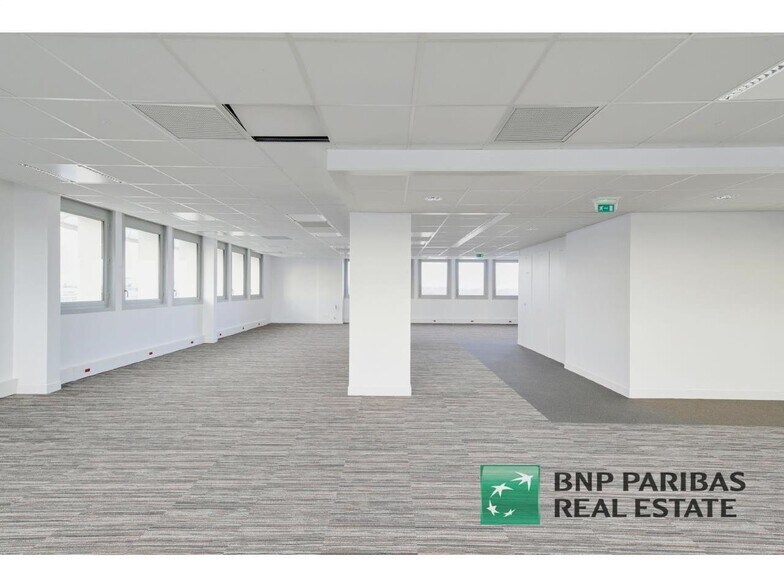 11 Avenue Morane Saulnier, Vélizy-Villacoublay to rent - Interior Photo - Image 3 of 8