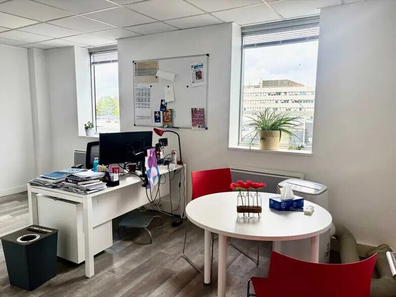 Office in Créteil to rent - Building Photo - Image 2 of 29