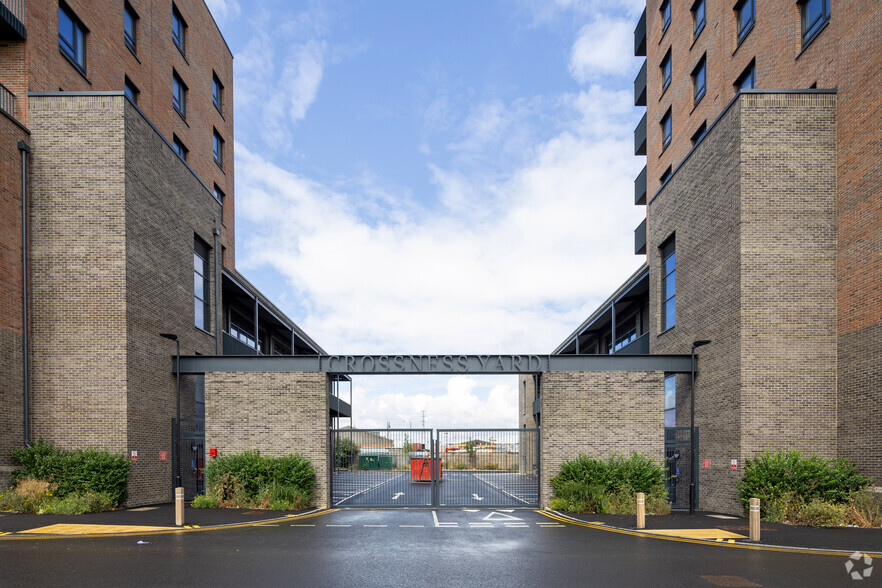 12 Crossness Yard, Barking to rent - Building Photo - Image 2 of 4