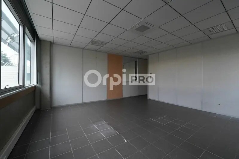 12 Rue Edison, Bron to rent - Building Photo - Image 2 of 19