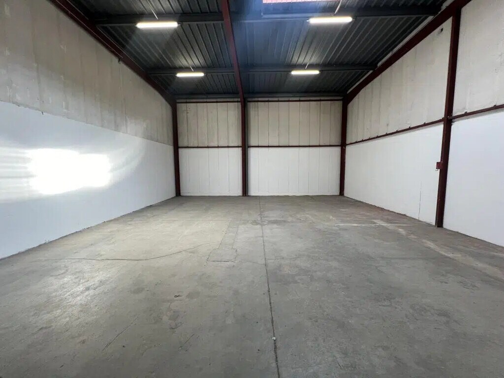 Location Local d'activités 245 m² - Photo 1