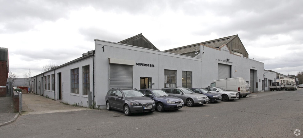 158 Dukes Rd, London to rent - Building Photo - Image 2 of 9