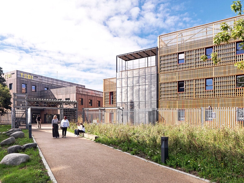 Surrey Quays Rd, London to rent - Building Photo - Image 3 of 6