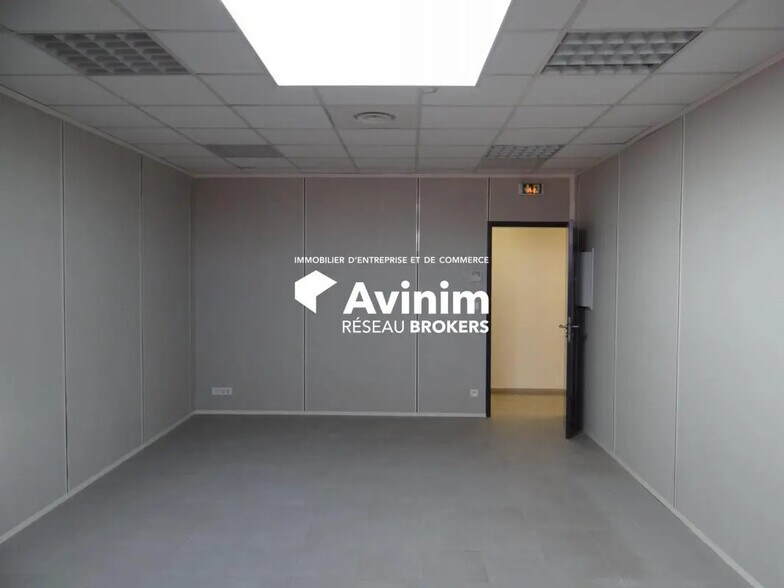 Office in Baillargues to rent - Interior Photo - Image 2 of 10