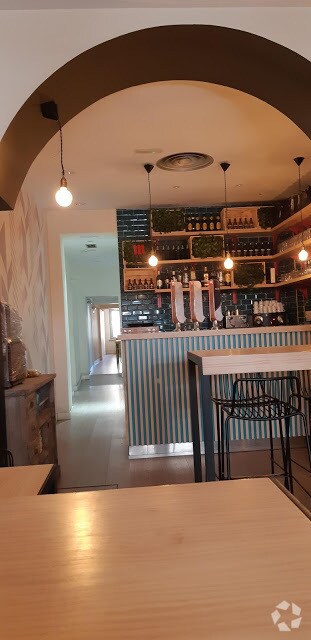 Retail in Madrid, Madrid to rent Interior Photo- Image 1 of 2