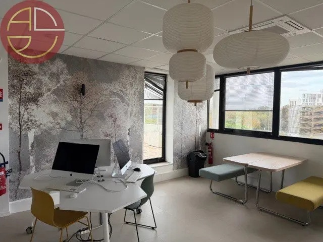 Location Bureaux 323 m² - Photo 1