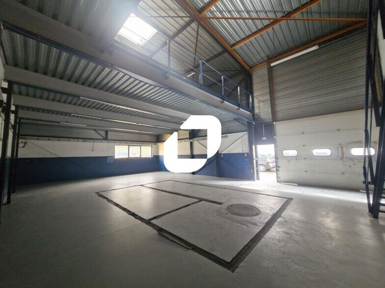 Light Industrial in Ozoir La Ferriere to rent - Interior Photo - Image 3 of 8