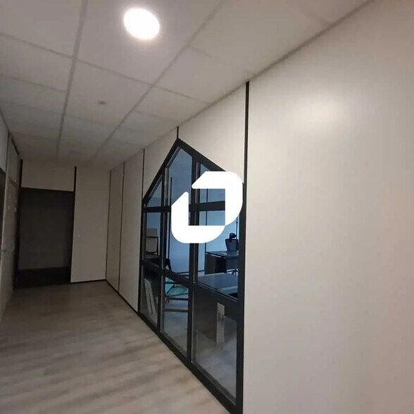 Light Industrial in Montigny-le-Bretonneux to rent - Interior Photo - Image 3 of 5