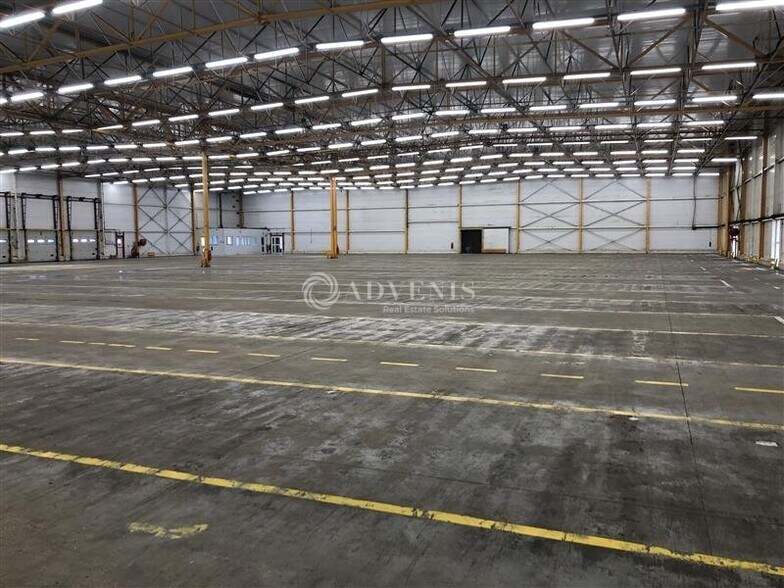 Industrial in Tremblay-en-France to rent - Building Photo - Image 2 of 7