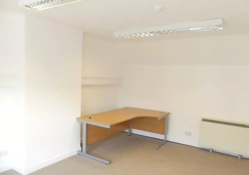 24 High St, Malmesbury to rent - Interior Photo - Image 2 of 5