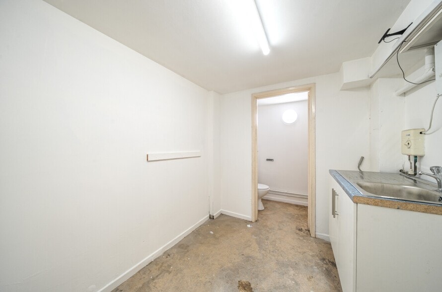 52-53A High St, Grantham to rent - Building Photo - Image 3 of 6