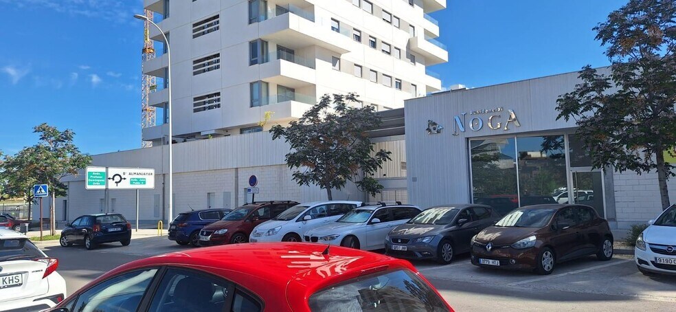 Retail in Granada to rent - Building Photo - Image 2 of 13