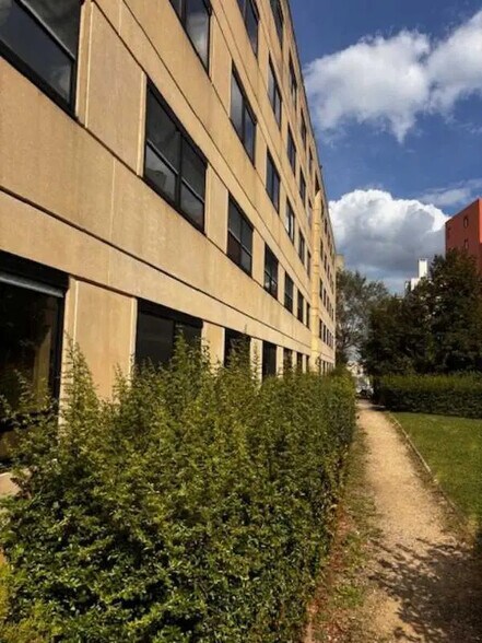 Office in Lognes to rent - Building Photo - Image 1 of 8