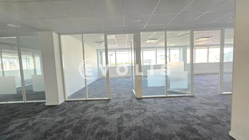 31-39 Rue Du Gouverneur Général Eboué, Issy-les-Moulineaux to rent - Building Photo - Image 2 of 11