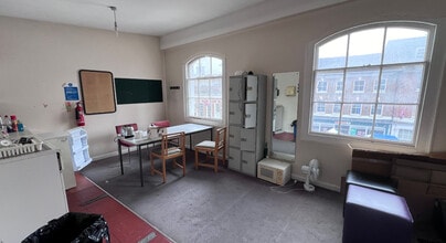 16 Market Pl, Blandford Forum to rent Interior Photo- Image 1 of 5