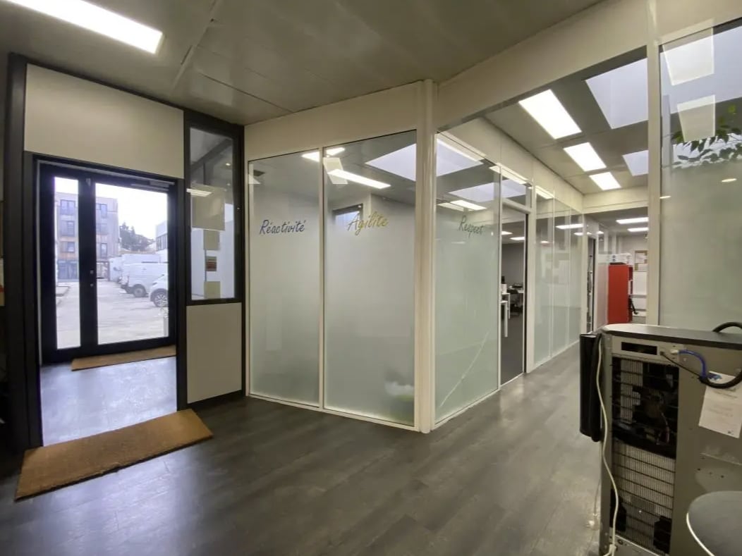 Retail in Ivry-sur-Seine to rent Interior Photo- Image 1 of 9