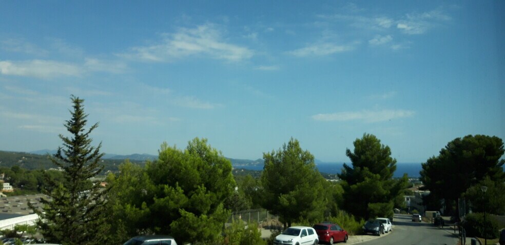 375 Avenue Du Mistral, La Ciotat to rent - Building Photo - Image 2 of 7