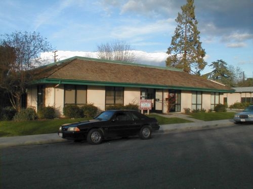 916 W Oak Ave, Visalia, CA for rent - Building Photo - Image 2 of 7