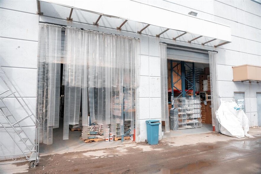 8625 130 St, Surrey, BC for sale - Interior Photo - Image 1 of 7