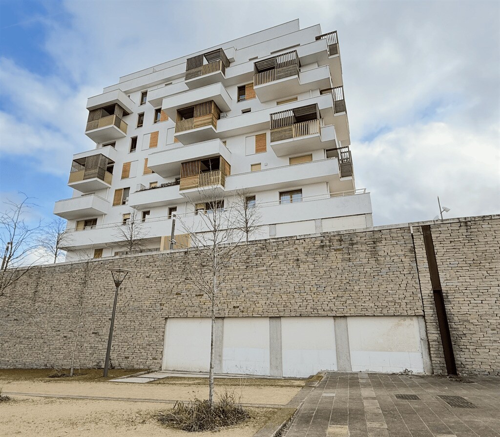 Retail in Noisy-le-Grand to rent Building Photo- Image 1 of 3