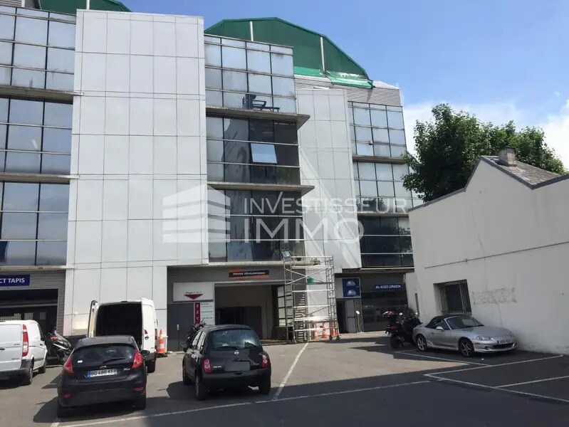 Light Industrial in Saint-Denis to rent Building Photo- Image 1 of 12