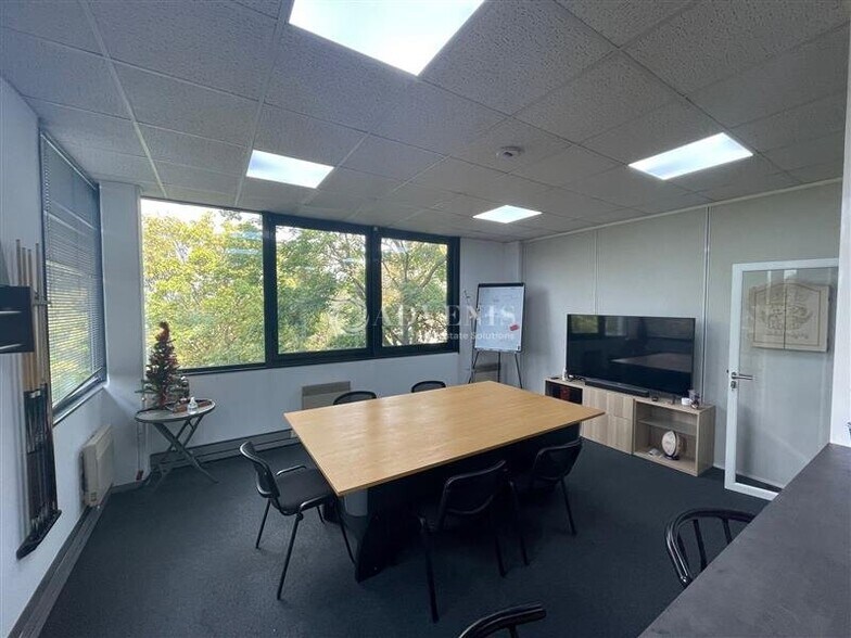 Office in Créteil to rent - Building Photo - Image 3 of 8
